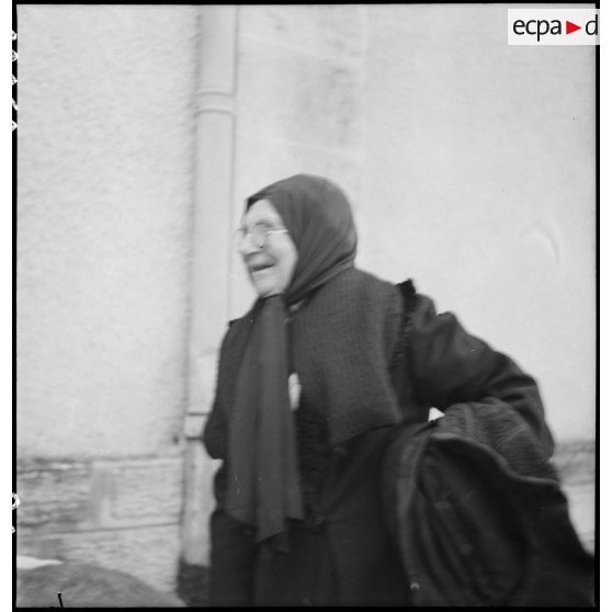 Vieille femme dans une commune du secteur de La Rochelle - Royan.