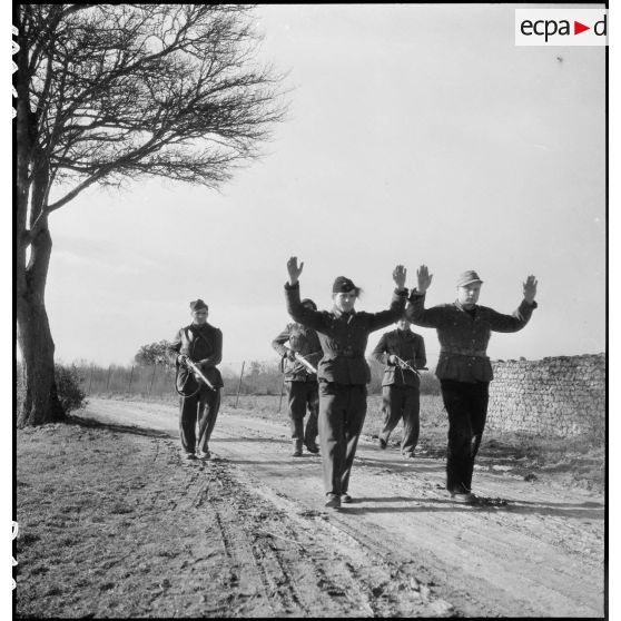 Dans le secteur des Pibles, à 2 km au sud-est de Saint-Just-Luzac, une patrouille d'une unité des Forces françaises de l'intérieur (FFI) ramène des soldats allemands déserteurs.