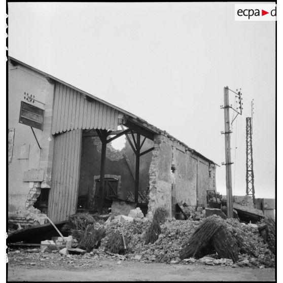 Bâtiments endommagés sur la côte, en face de l'Ile d'Oléron.