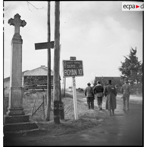 Des membres de la brigade Rac des Forces françaises de l'intérieur (FFI) patrouillent dans le secteur de L'Eguille-sur-Seudre.