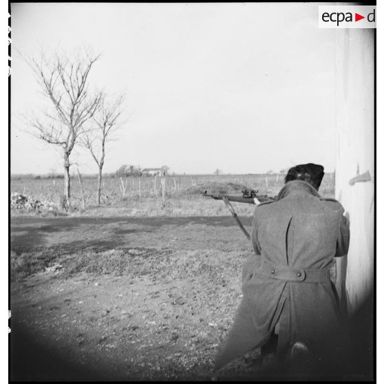 Membre de la brigade Rac des Forces françaises de l'intérieur (FFI) posté lors d'une patrouille dans le secteur de L'Eguille-sur-Seudre.