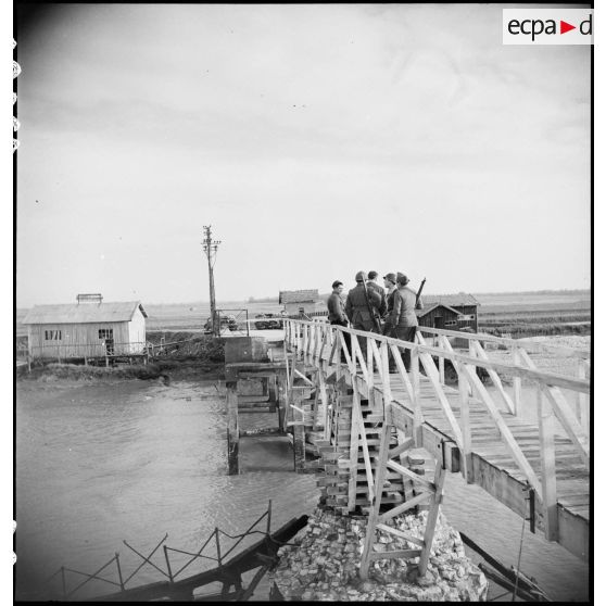Patrouille de la brigade Rac des Forces françaises de l'intérieur (FFI) sur une passerelle qui enjambe la Seudre à l'Eguille-sur-Seudre.