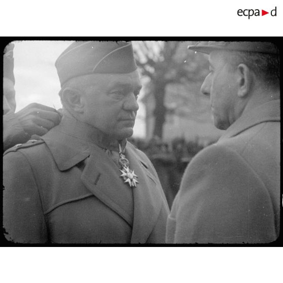 Remise de décorations au général Wilson par le général de Lattre de Tassigny à Montbéliard (Doubs). [description provisoire]