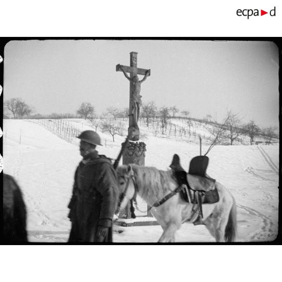 Goumiers passant devant un calvaire. [description provisoire]