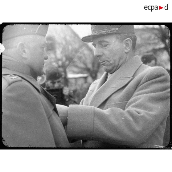 Remise de décorations au général Wilson par le général de Lattre de Tassigny à Montbéliard (Doubs). [description provisoire]
