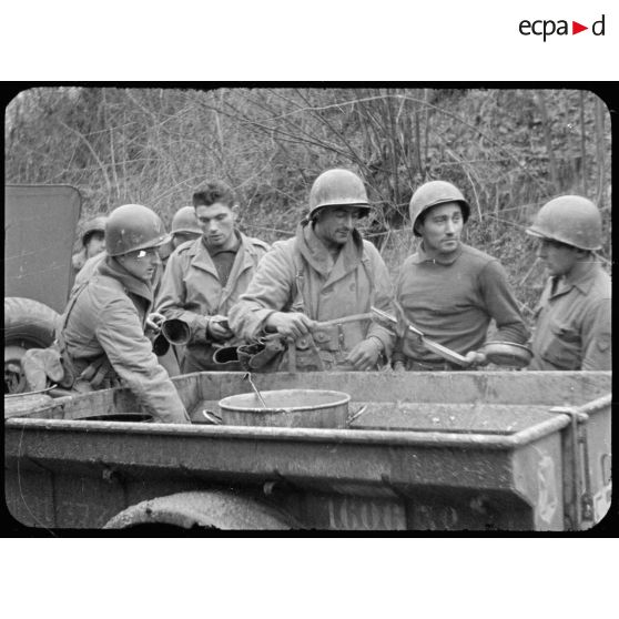 Repas en plein air après un exercice de franchissement de cours d'eau non loin de Sierentz (Haut-Rhin). [description provisoire]