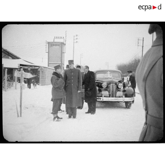 Départ du général de Gaulle et d'André Diethelm de Nemours, remerciés par le général Billotte. [description provisoire]