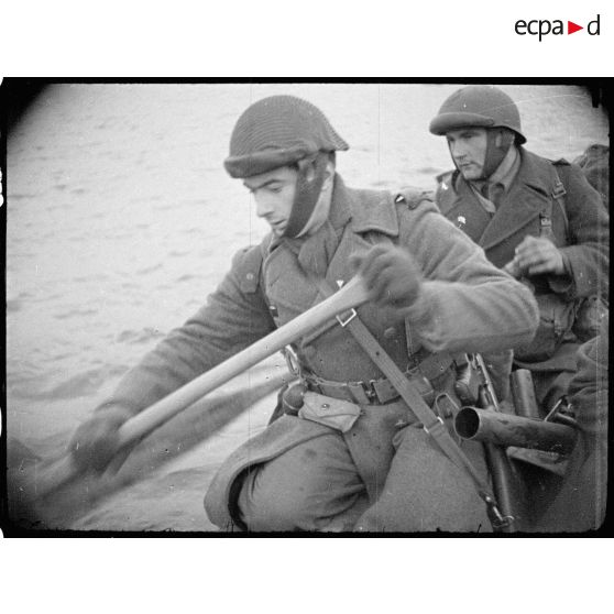 Rameurs en action à bord de canots pneumatiques lors d'un exercice de franchissement de cours d'eau non loin de Sierentz (Haut-Rhin). [description provisoire]
