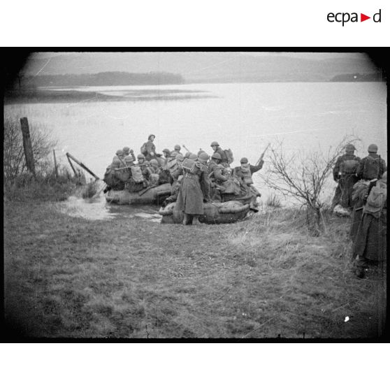 Des soldats à bord de canots pneumatiques lors d'un exercice de franchissement de cours d'eau non loin de Sierentz (Haut-Rhin). [description provisoire]