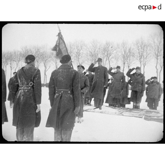Salut au drapeau de la 10e DI (Division d'infanterie) par les généraux de Gaulle, Koenig et Billotte et le ministre de la Guerre André Diethelm à Nemours (Seine-et-Marne) le 12 janvier 1945. [description provisoire]