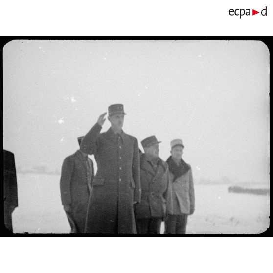 Salut au drapeau de la 10e DI (Division d'infanterie) par le général de Gaulle, accompagné des généraux Koenig et Billotte et du ministre de la Guerre André Diethelm, lors d'une inspection de l'unité à Nemours (Seine-et-Marne) le 12 janvier 1945. [description provisoire]
