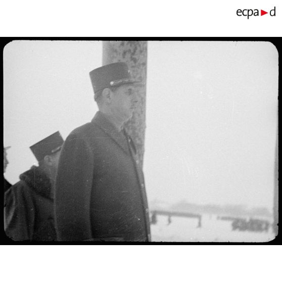 Portrait du général de Gaulle lors d'une inspection de la 10e DI (Division d'infanterie) à Nemours (Seine-et-Marne) le 12 janvier 1945. [description provisoire]