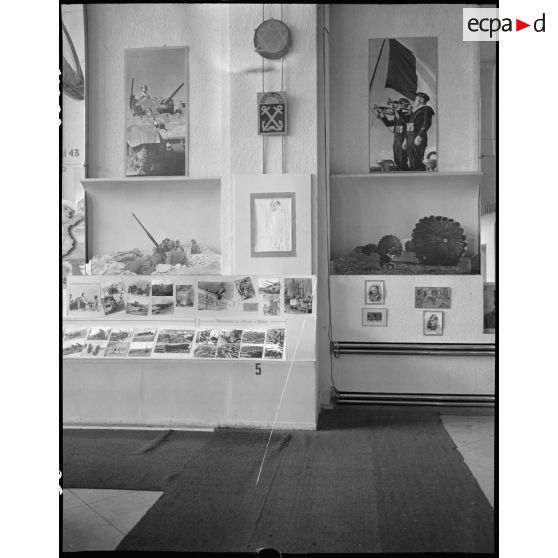 Exposition "Français, voici notre Armée" à Paris. [description provisoire]