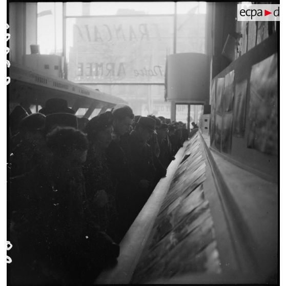 Exposition "Français, voici notre Armée" à Paris. [description provisoire]