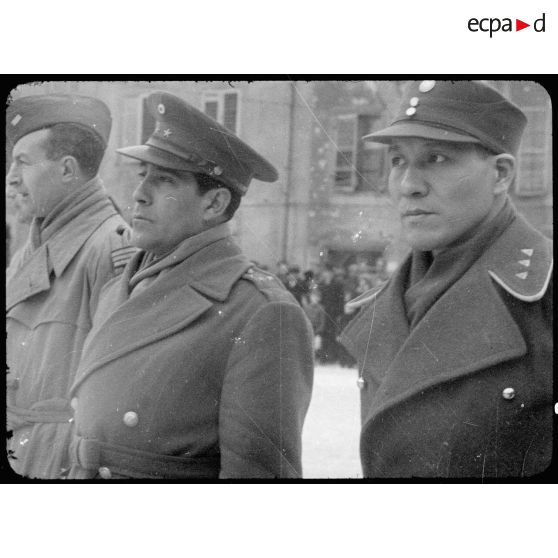 Attachés militaires étrangers assistant à une cérémonie militaire à Masevaux. [description provisoire]