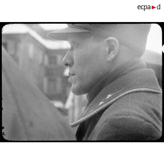 Portrait d'un attaché militaire étranger assistant à une cérémonie militaire à Masevaux. [description provisoire]