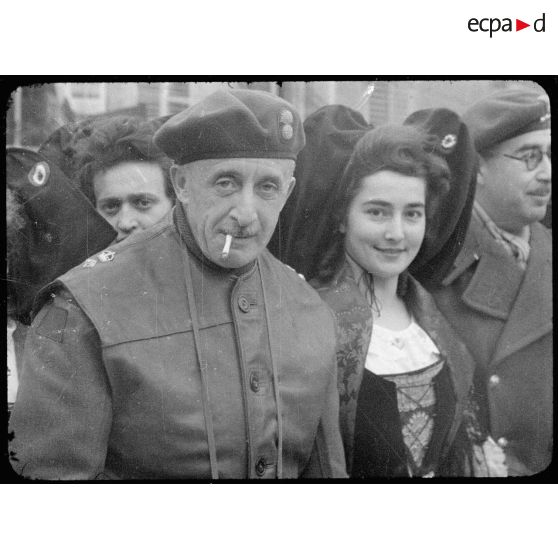 Portrait du lieutenant-colonel Forget, attaché militaire canadien des fusiliers Mont Royal, avec une jeune femme alsacienne à Masevaux (Haut-Rhin). [description provisoire]