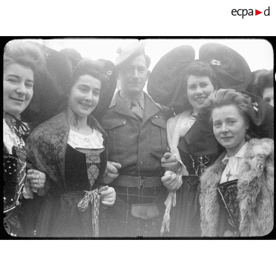 Portrait de groupe d'un attaché militaire écossais avec des jeunes femmes alsaciennes à Masevaux. [description provisoire]