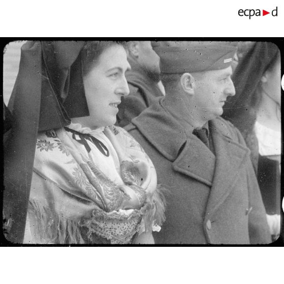 Portrait d'une jeune femme alsacienne et d'un officier français à Masevaux (Haut-Rhin) lors d'une prise d'armes. [description provisoire]