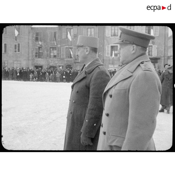 Le général Carpentier et le général britannique Daly participent à une prise d'armes lors de la visite d'attachés militaires étrangers à Masevaux. [description provisoire]