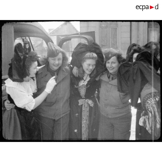 Portrait de groupe d'ambulancières du 25e Bataillon médical et de jeunes femmes alsaciennes dans la région de Mulhouse (Haut-Rhin). [description provisoire]