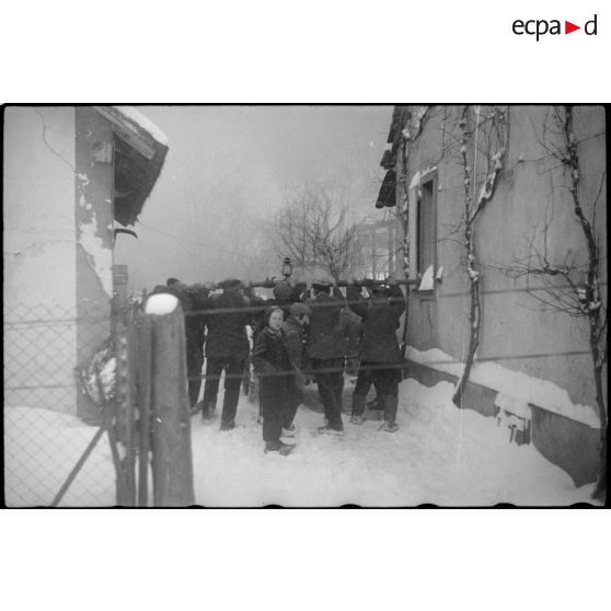 Incendie d'une ferme à Kertzfeld (Bas-Rhin). [description provisoire]