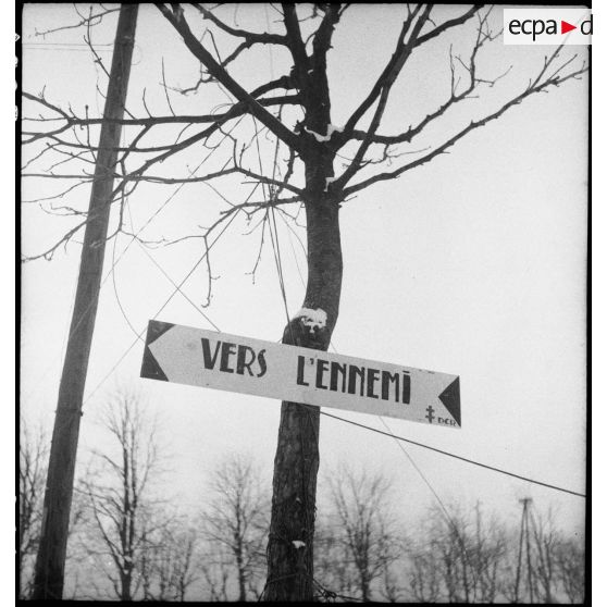 Panneau indicateur sur le front des Vosges installé par le détachement de circulation routière de la 2e DB (Division blindée). [description provisoire]