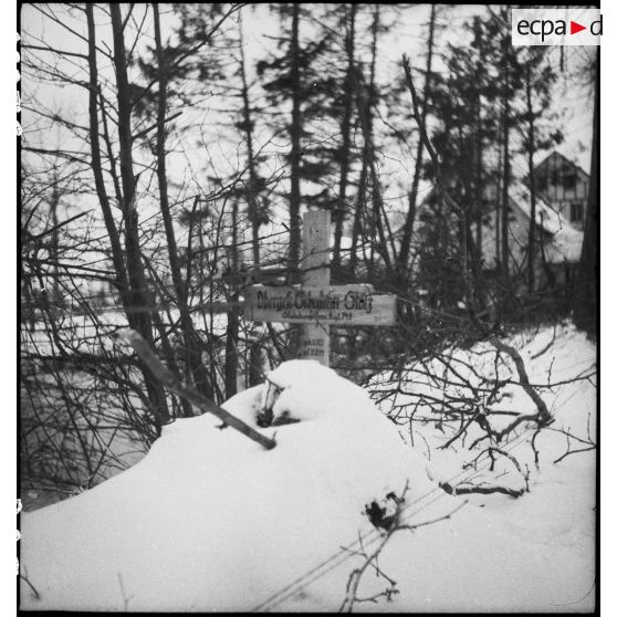 La tombe d'un caporal chef (Obergefreiter) allemand mort le 19/12/1944 du Stabkompanie du Regiment 748. [description provisoire]