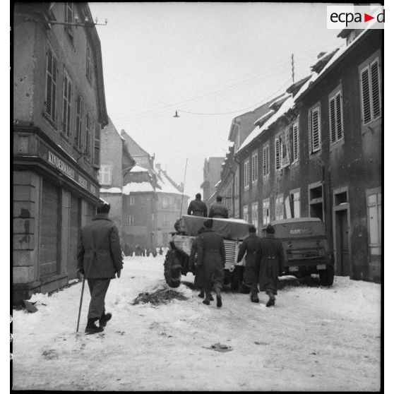 Funérailles du lieutenant-colonel Putz, du RMT à Sélestat (Bas-Rhin), janvier 1945. [description provisoire]
