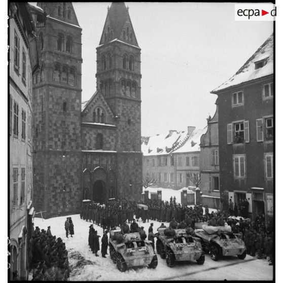 Funérailles du lieutenant-colonel Putz, du RMT à Sélestat (Bas-Rhin), janvier 1945. [description provisoire]