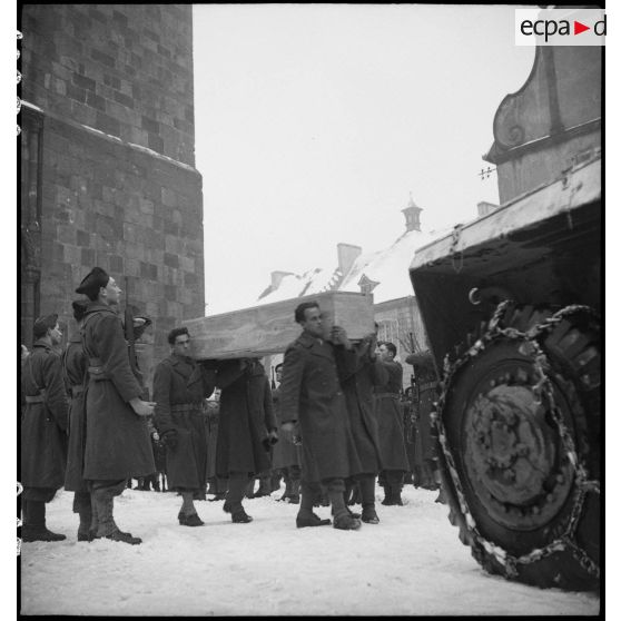 Funérailles du lieutenant-colonel Putz, du RMT à Sélestat (Bas-Rhin), janvier 1945. [description provisoire]