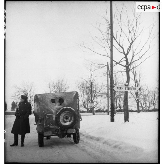 Panneau indicateur sur le front des Vosges installé par le détachement de circulation routière de la 2e DB (Division blindée). [description provisoire]