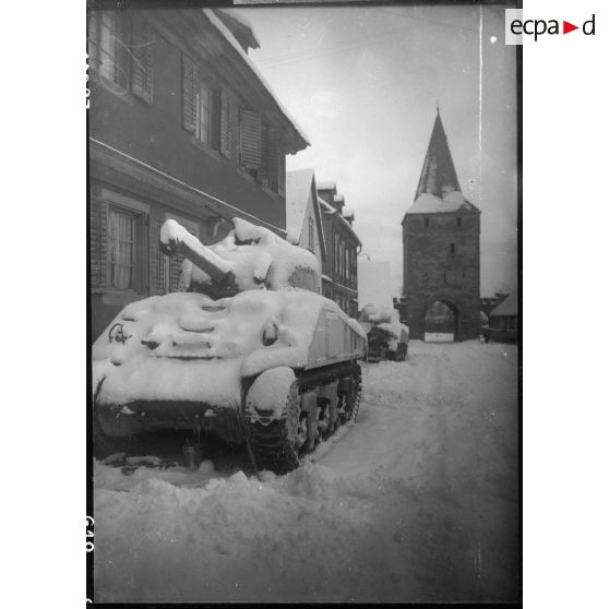 Des chars de la 2e DB (Division blindée) stationnés à Rosheim (Bas-Rhin) (20 km sud-ouest de Strasbourg) s'apprêtent à monter en ligne, 25 janvier 1945 [description provisoire]