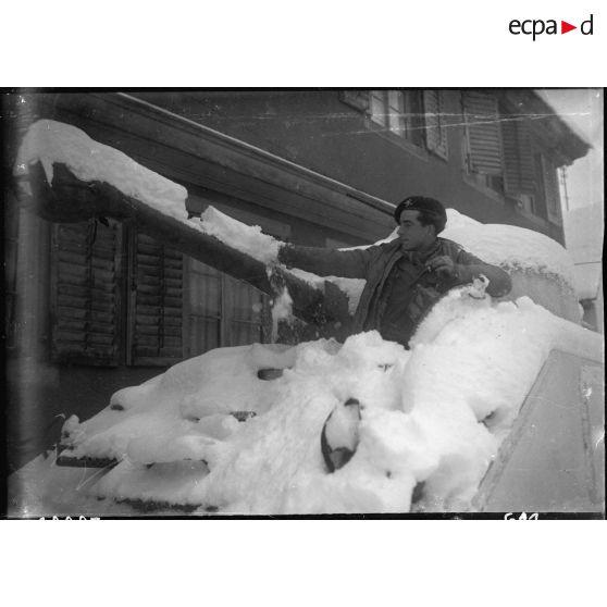 Des chars de la 2e DB (Division blindée) stationnés à Rosheim (Bas-Rhin) (20 km sud-ouest de Strasbourg) s'apprêtent à monter en ligne, 25 janvier 1945 [description provisoire]