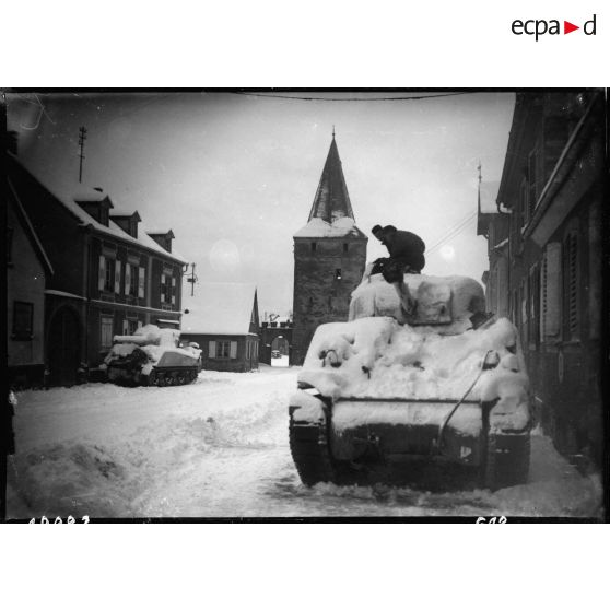Des chars de la 2e DB (Division blindée) stationnés à Rosheim (Bas-Rhin) (20 km sud-ouest de Strasbourg) s'apprêtent à monter en ligne, 25 janvier 1945 [description provisoire]