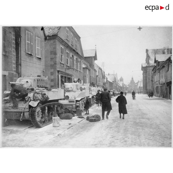 Des chars de la 2e DB (Division blindée) stationnés à Rosheim (Bas-Rhin) (20 km sud-ouest de Strasbourg) s'apprêtent à monter en ligne, 25 janvier 1945 [description provisoire]
