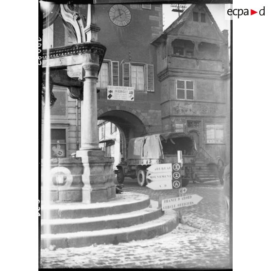 Des chars de la 2e DB (Division blindée) stationnés à Rosheim (Bas-Rhin) (20 km sud-ouest de Strasbourg) s'apprêtent à monter en ligne, 25 janvier 1945 [description provisoire]