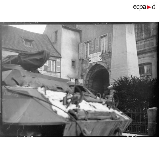 Des chars de la 2e DB (Division blindée) stationnés à Rosheim (Bas-Rhin) (20 km sud-ouest de Strasbourg) s'apprêtent à monter en ligne, 25 janvier 1945 [description provisoire]