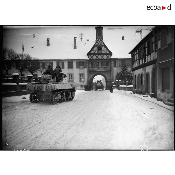 Des chars de la 2e DB (Division blindée) stationnés à Rosheim (Bas-Rhin) (20 km sud-ouest de Strasbourg) s'apprêtent à monter en ligne, 25 janvier 1945 [description provisoire]