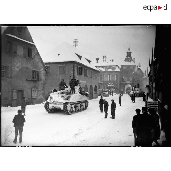 Des chars de la 2e DB (Division blindée) stationnés à Rosheim (Bas-Rhin) (20 km sud-ouest de Strasbourg) s'apprêtent à monter en ligne, 25 janvier 1945 [description provisoire]