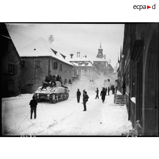 Des chars de la 2e DB (Division blindée) stationnés à Rosheim (Bas-Rhin) (20 km sud-ouest de Strasbourg) s'apprêtent à monter en ligne, 25 janvier 1945 [description provisoire]