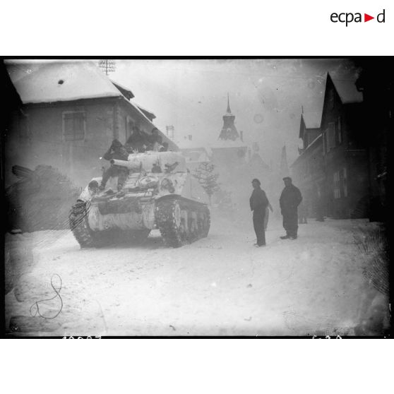 Des chars de la 2e DB (Division blindée) stationnés à Rosheim (Bas-Rhin) (20 km sud-ouest de Strasbourg) s'apprêtent à monter en ligne, 25 janvier 1945 [description provisoire]