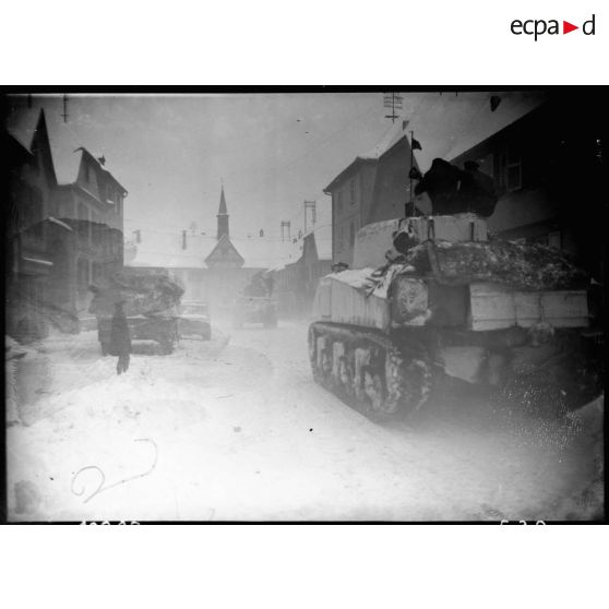 Des chars de la 2e DB (Division blindée) stationnés à Rosheim (Bas-Rhin) (20 km sud-ouest de Strasbourg) s'apprêtent à monter en ligne, 25 janvier 1945 [description provisoire]
