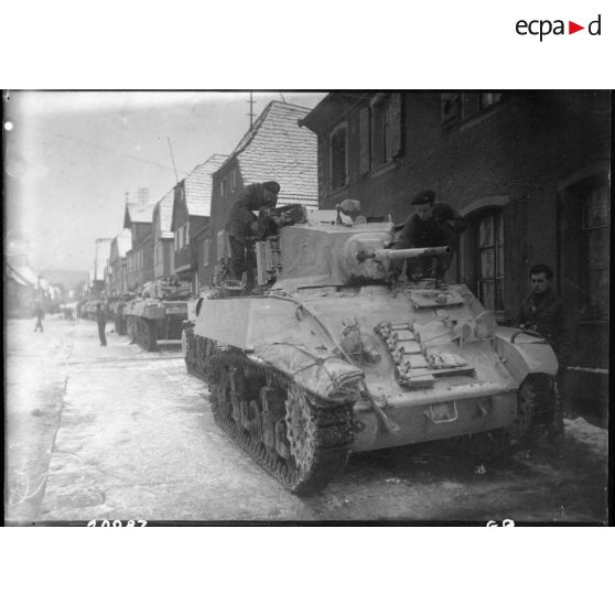 Des chars de la 2e DB (Division blindée) stationnés à Rosheim (Bas-Rhin) (20 km sud-ouest de Strasbourg) s'apprêtent à monter en ligne, 25 janvier 1945 [description provisoire]