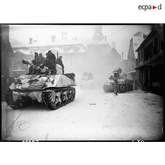 Des chars de la 2e DB (Division blindée) stationnés à Rosheim (Bas-Rhin) (20 km sud-ouest de Strasbourg) s'apprêtent à monter en ligne, 25 janvier 1945 [description provisoire]
