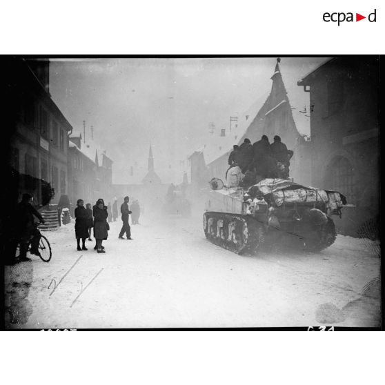 Des chars de la 2e DB (Division blindée) stationnés à Rosheim (Bas-Rhin) (20 km sud-ouest de Strasbourg) s'apprêtent à monter en ligne, 25 janvier 1945 [description provisoire]