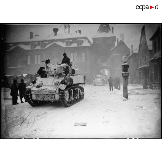 Des chars de la 2e DB (Division blindée) stationnés à Rosheim (Bas-Rhin) (20 km sud-ouest de Strasbourg) s'apprêtent à monter en ligne, 25 janvier 1945 [description provisoire]