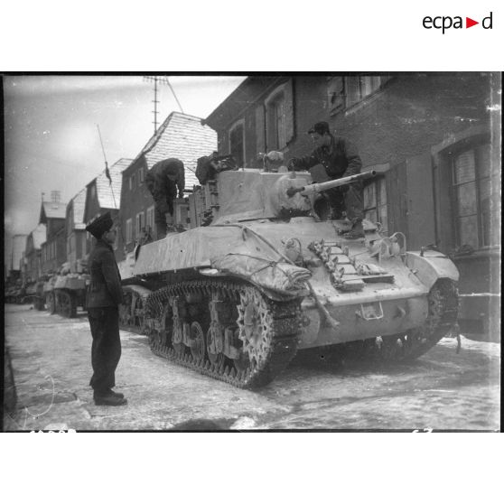 Des chars de la 2e DB (Division blindée) stationnés à Rosheim (Bas-Rhin) (20 km sud-ouest de Strasbourg) s'apprêtent à monter en ligne, 25 janvier 1945 [description provisoire]