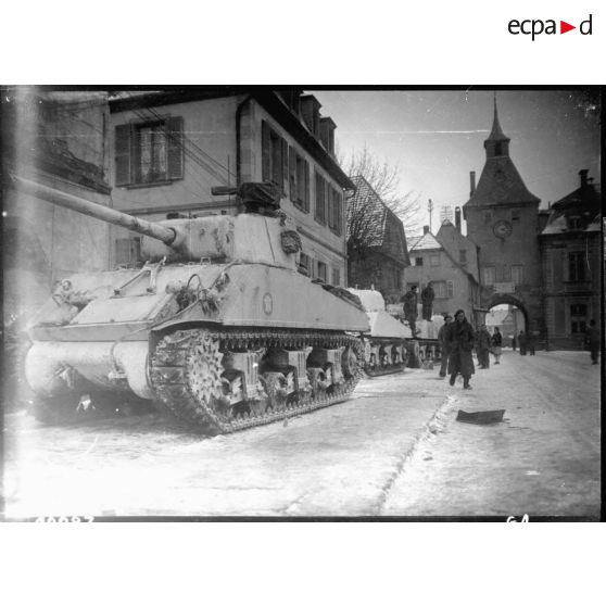 Des chars de la 2e DB (Division blindée) stationnés à Rosheim (Bas-Rhin) (20 km sud-ouest de Strasbourg) s'apprêtent à monter en ligne, 25 janvier 1945 [description provisoire]