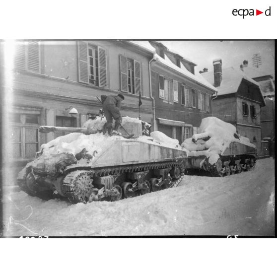 Des chars de la 2e DB (Division blindée) stationnés à Rosheim (Bas-Rhin) (20 km sud-ouest de Strasbourg) s'apprêtent à monter en ligne, 25 janvier 1945 [description provisoire]